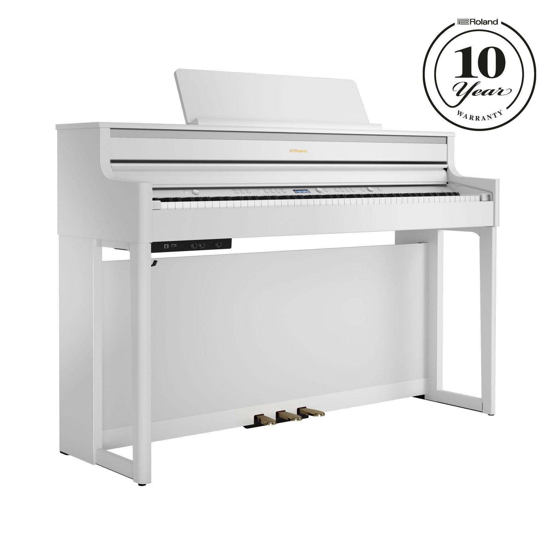 Hvidt digitalpiano med tre pedaler og elegant, moderne design i høj kvalitet